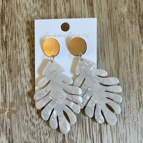 Jewelry - NEW White & Gold Tone Tropical Earrings. 🌴✨